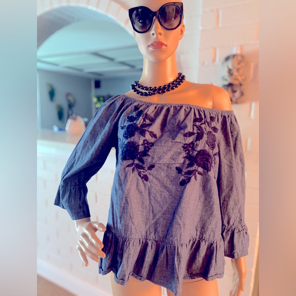 Denim like fabric off shoulder flower blouse.